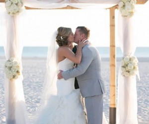 Sirata bride and groom under the altar